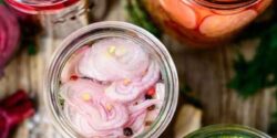 راز خوشمزگی ترشی مخلوط زرد رنگ و علت ریختن شکر در ترشی