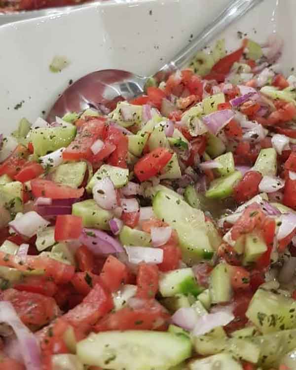 چاشنی سالاد شیرازی سالاد شیرازی با سس نی نی سایت سالاد شیرازی مجلسی سالاد شیرازی با چه غذایی سرو می شود نی نی سایت سالاد شیرازی نی نی سایت