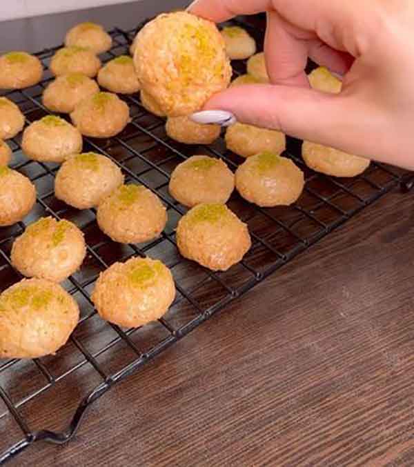 فوت و فن شیرینی نارگیلی طرز تهیه شیرینی نارگیلی بدون داغ زدن رفع خشکی شیرینی نارگیلی طرز تهیه شیرینی نارگیلی با پیمانه لیوان فرانسوی شیرینی نارگیلی نرم طرز تهیه شیرینی نارگیلی ساده طرز تهیه شیرینی نارگیلی با آرد سفید طرز تهیه شیرینی نارگیلی داخل توستر 