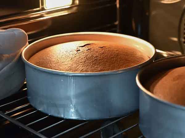 درست کردن کیک در اون توستر تنظیم فر برقی برای پخت کیک کیک در فر طرز تهیه کیک ساده علت خوابیدن پف کیک در فر ایا برای پخت کیک المنت بالا یا پایین کیک اسفنجی دستور کیک فوق العاده خوشمزه