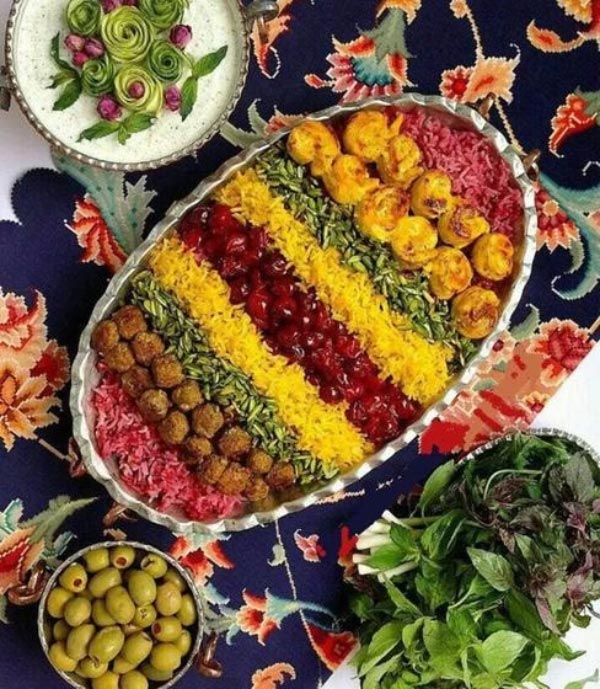 تزیین برنج با زعفران و زرشک به صورت قالبی زیبا و متفاوت