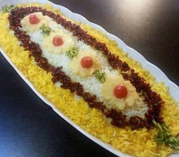 تزیین برنج با زعفران و زرشک به صورت قالبی زیبا و متفاوت