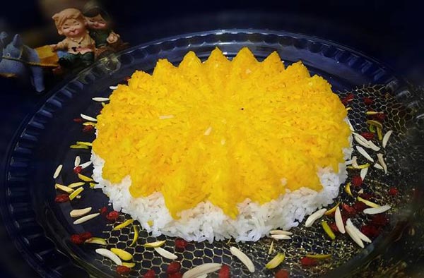 تزیین برنج با زعفران و زرشک به صورت قالبی زیبا و متفاوت