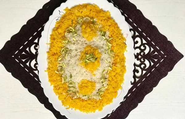 تزیین برنج با زعفران و زرشک به صورت قالبی زیبا و متفاوت