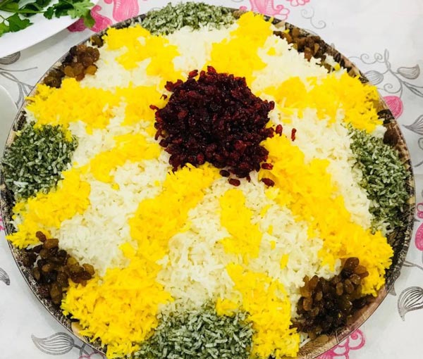 تزیین برنج با زعفران و زرشک به صورت قالبی زیبا و متفاوت