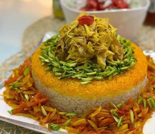 تزیین برنج با زعفران و زرشک به صورت قالبی زیبا و متفاوت