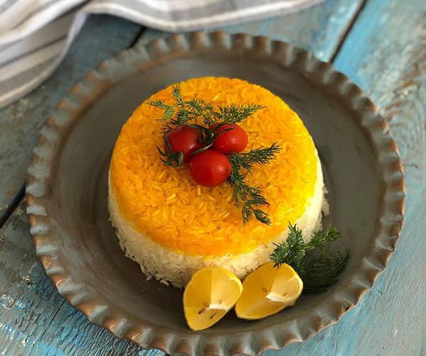 تزیین برنج با زعفران و زرشک به صورت قالبی زیبا و متفاوت