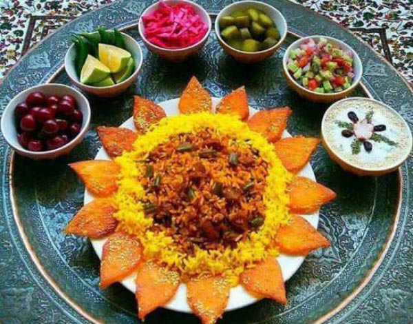 تزیین برنج با زعفران و زرشک به صورت قالبی زیبا و متفاوت