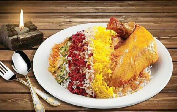 تزیین برنج با زعفران و زرشک به صورت قالبی زیبا و متفاوت
