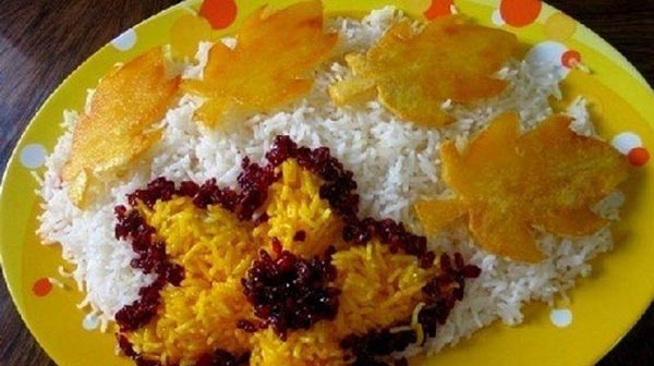 تزیین برنج با زعفران و زرشک به صورت قالبی زیبا و متفاوت