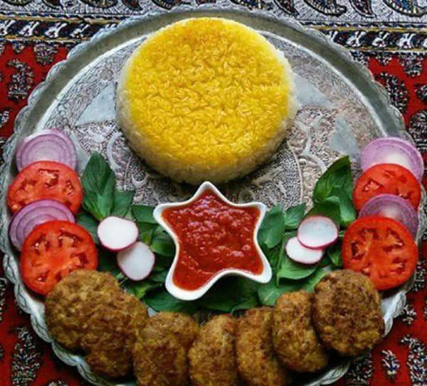 تزیین برنج با زعفران و زرشک به صورت قالبی زیبا و متفاوت