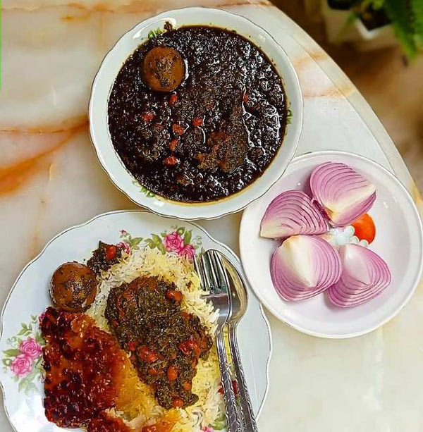 تزیین قورمه سبزی مجلسی ساده با ایده های زیبا و جذاب