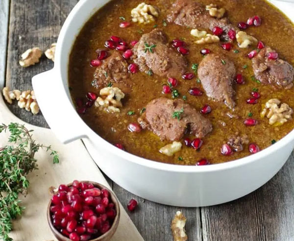 تزیین خورشت فسنجان مجلسی با گوشت قلقلی و گردو بسیار زیبا