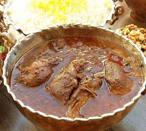 تزیین خورشت فسنجان مجلسی با گوشت قلقلی و گردو بسیار زیبا