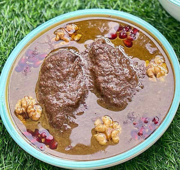 تزیین خورشت فسنجان مجلسی با گوشت قلقلی و گردو بسیار زیبا