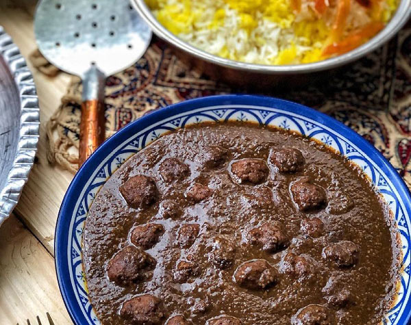 تزیین خورشت فسنجان مجلسی با گوشت قلقلی و گردو بسیار زیبا