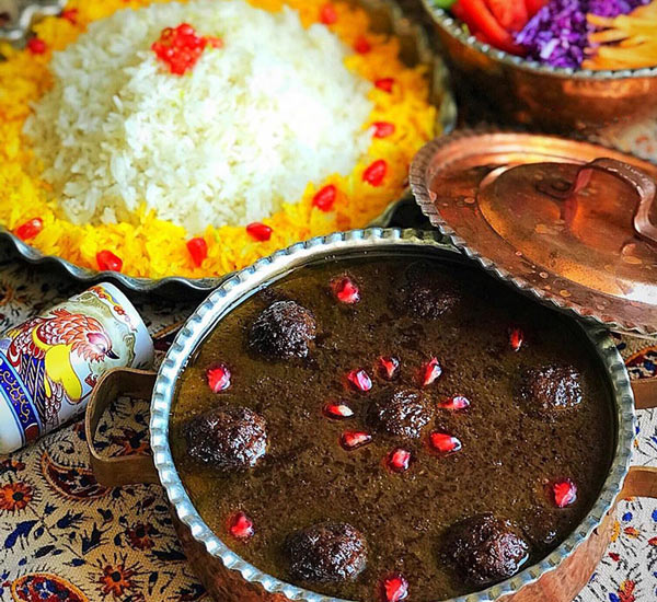 تزیین خورشت فسنجان مجلسی با گوشت قلقلی و گردو بسیار زیبا
