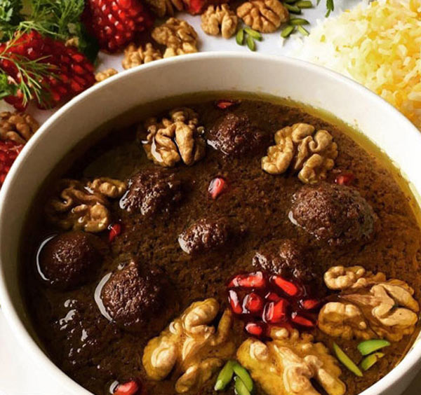تزیین خورشت فسنجان مجلسی با گوشت قلقلی و گردو بسیار زیبا