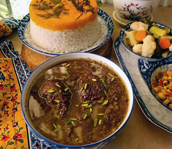تزیین خورشت فسنجان مجلسی با گوشت قلقلی و گردو بسیار زیبا