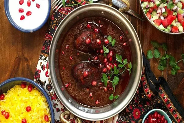 تزیین خورشت فسنجان مجلسی با گوشت قلقلی و گردو بسیار زیبا