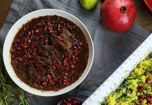 تزیین خورشت فسنجان مجلسی با گوشت قلقلی و گردو بسیار زیبا