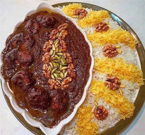 تزیین خورشت فسنجان مجلسی با گوشت قلقلی و گردو بسیار زیبا