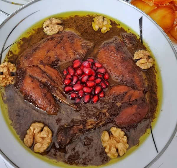 تزیین خورشت فسنجان مجلسی با گوشت قلقلی و گردو بسیار زیبا