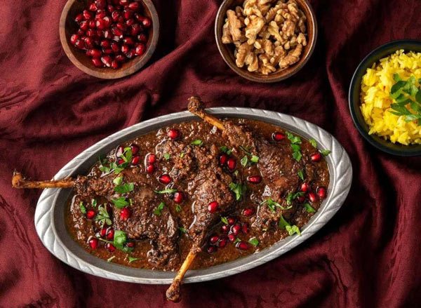 تزیین خورشت فسنجان مجلسی با گوشت قلقلی و گردو بسیار زیبا