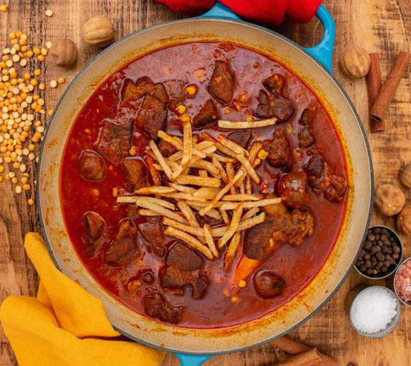 تزیین خورشت قیمه مجلسی با سیب زمینی و بادمجان