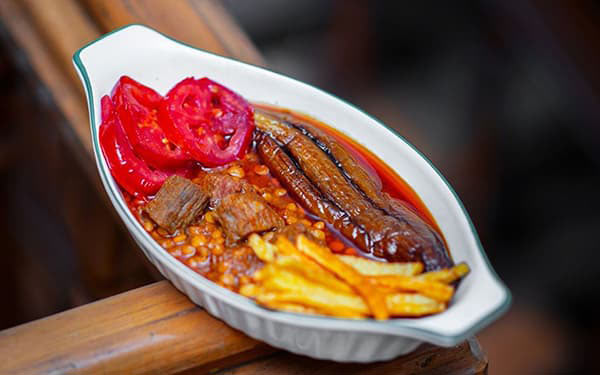 تزیین خورشت قیمه مجلسی با سیب زمینی و بادمجان