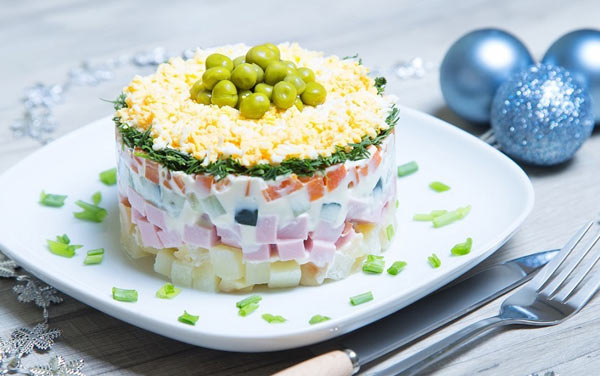 تزیین روی سالاد الویه برای جشن و مهمانی با ایده های زیبا
