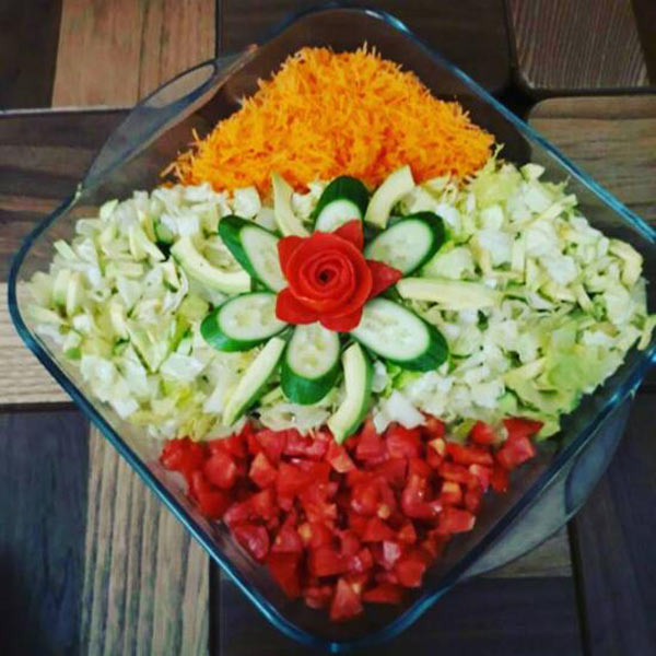 تزیین سالاد کاهو با خیار و گوجه بسیار زیبا با ایده های متنوع
