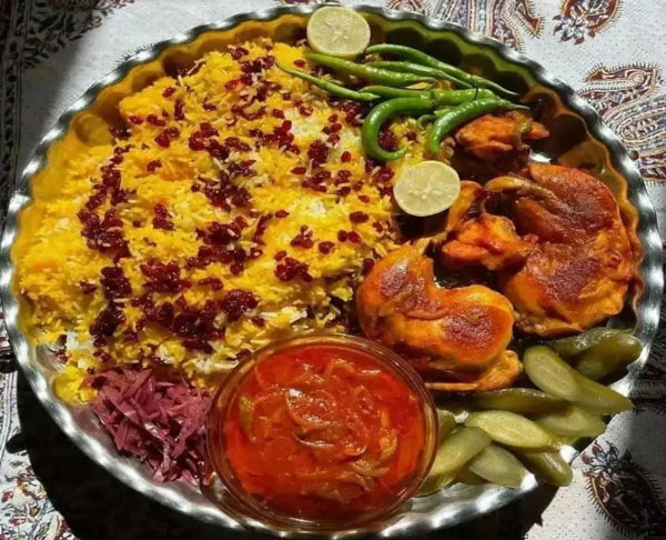 تزیین زرشک پلو با مرغ مجلسی برای سفره های ایرانی با ایده های ساده