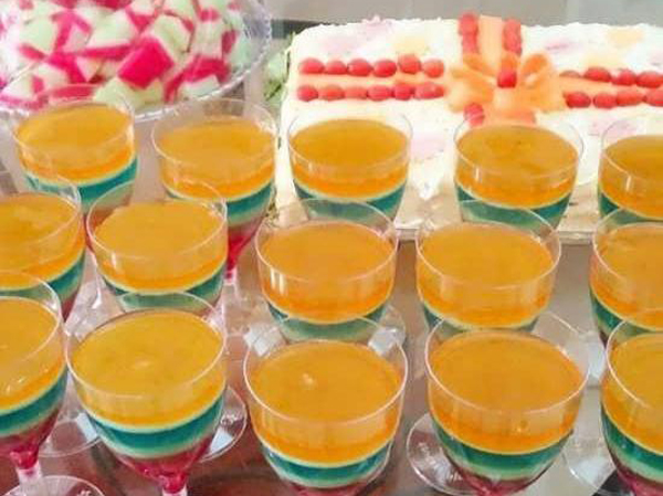 تزیین ژله لیوانی با رنگ های متفاوت مخصوص مهمانی و مراسم خاص