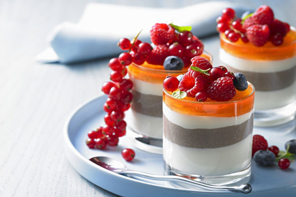 تزیین ژله لیوانی با رنگ های متفاوت مخصوص مهمانی و مراسم خاص