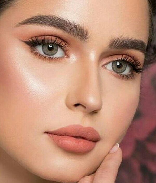 مدل آرایش صورت دخترونه ملایم و ساده مناسب مهمانی و دورهمی دوستانه
