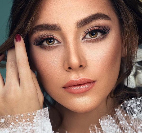 مدل آرایش زنانه ۱۴۰۲ ملایم و ساده برای همه نوع فرم صورت بسیار جذاب