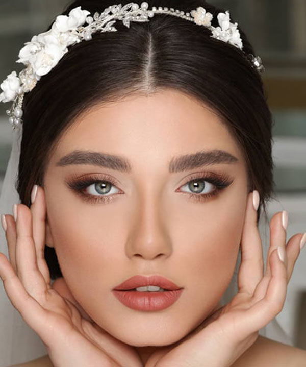 مدل آرایش زنانه ۱۴۰۲ ملایم و ساده برای همه نوع فرم صورت بسیار جذاب