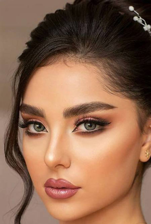 مدل آرایش زنانه ۱۴۰۲ ملایم و ساده برای همه نوع فرم صورت بسیار جذاب