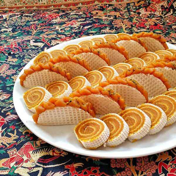 فیلم طرز تهیه حلوا رولی با نان میکادو طرز تهیه حلوا رولتی بدون نان میکادو حلوا رولی با نان لواش حلوای رولی سه رنگ حلوا رولتی مجلسی فیلم طرز تهیه حلوا رولتی حلوا رولی خانم گلاور حلوا رولتی با نان رولت