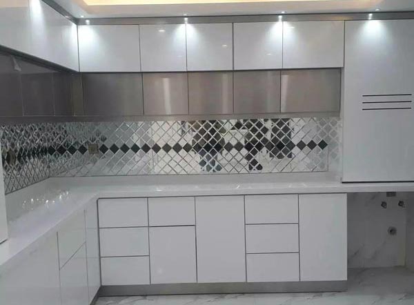 مدل کابینت آشپزخانه ایرانی جدید با ترکیب چوب و هایگلاس بسیار خاص