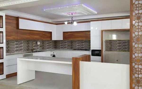 مدل کابینت آشپزخانه ایرانی جدید با ترکیب چوب و هایگلاس بسیار خاص