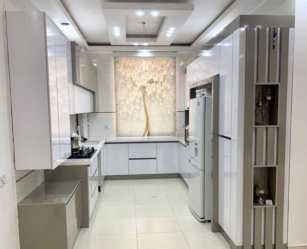 مدل کابینت آشپزخانه ایرانی جدید با ترکیب چوب و هایگلاس بسیار خاص