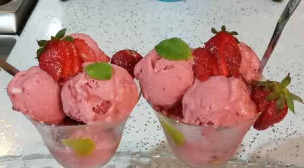 طرز تهیه بستنی توت فرنگی یخی طرز تهیه بستنی توت فرنگی با ثعلب بستنی توت فرنگی بدون خامه طرز تهیه بستنی توت فرنگی با خامه صبحانه بستنی توت فرنگی با شیر بستنی توت فرنگی آشپزخانه کوچک من بستنی توت فرنگی چوبی بستنی توت فرنگی خانگی ساده