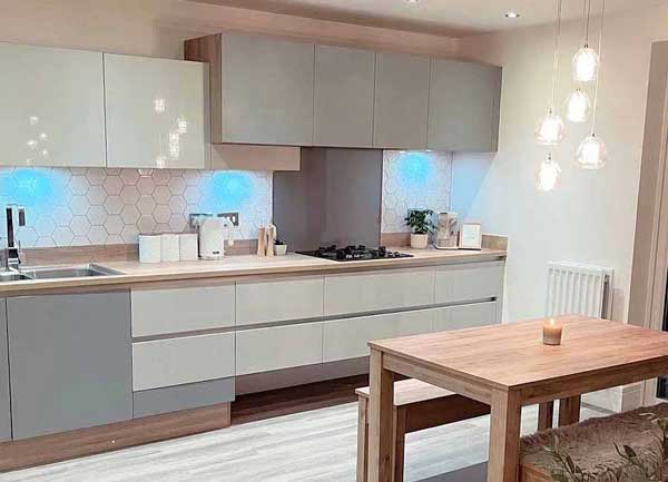 هایگلاس مدل کابینت آشپزخانه ایرانی جدید با رنگ پرطرفدار سفید شیک و لاکچری