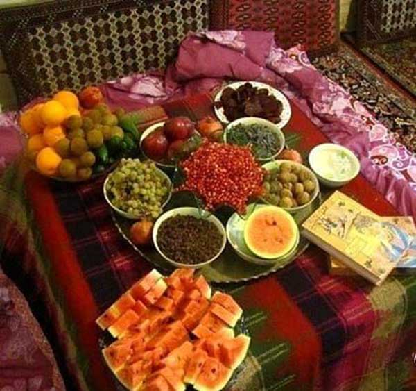 تزیین شب یلدا + زیباترین ایده ها برای تزیین سفره یلدا سال ۱۴۰۲