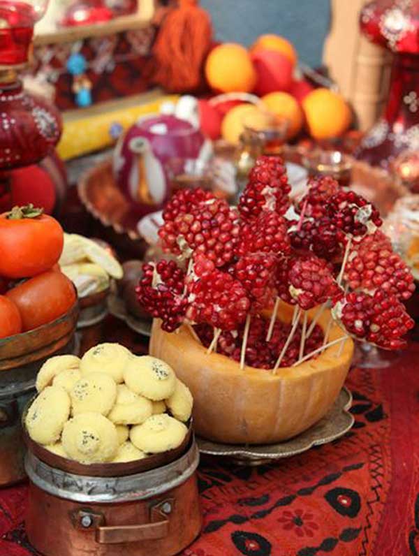 تزیین شب یلدا + زیباترین ایده ها برای تزیین سفره یلدا سال ۱۴۰۲