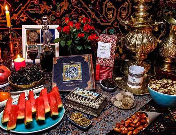 تزیین شب یلدا + زیباترین ایده ها برای تزیین سفره یلدا سال ۱۴۰۲