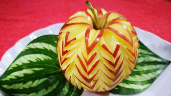 تزیین سیب برای شب یلدا بسیار زیبا به روزترین میوه آرایی یلدایی