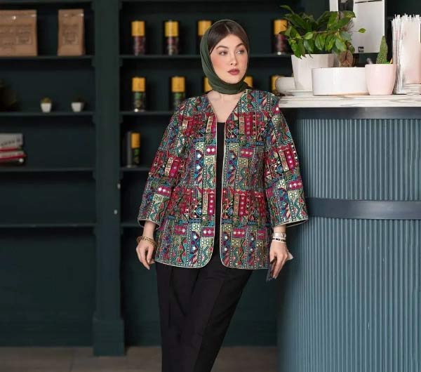 مدل مانتو بهاره برای عید 1403 شیک ترین و جدیدترین مدل های مانتو زنانه عید امسال